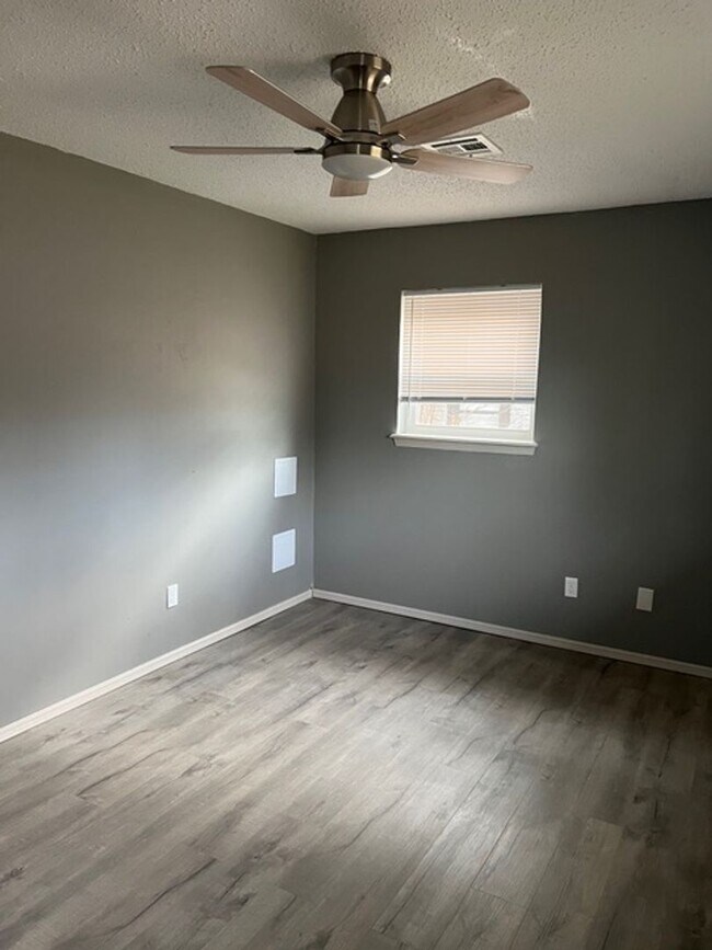 Building Photo - 3 bedroom, 1 1/2 bath home in central Norman