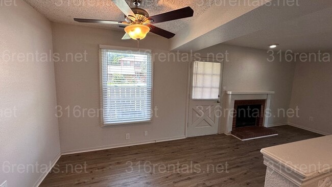 Building Photo - $895- 2 bedroom 1 bath - Apartment located...
