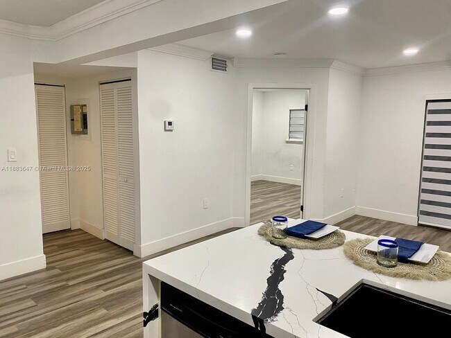 Foto del edificio - 300 Palm Cir W