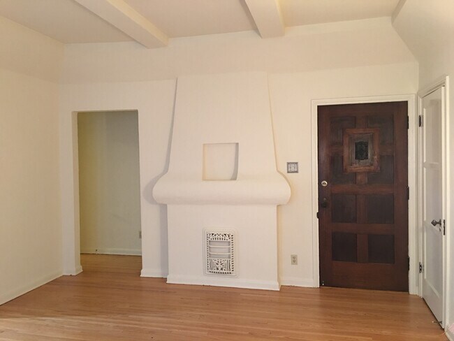 Foto del edificio - 1323 N Mansfield Ave