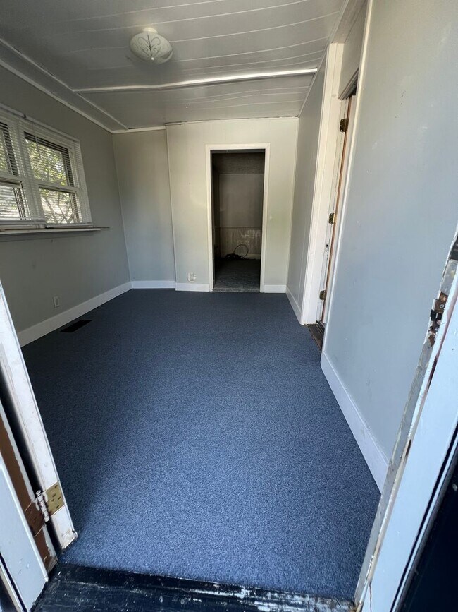 Building Photo - 2 bed 1 bath with garage and fenced in yard