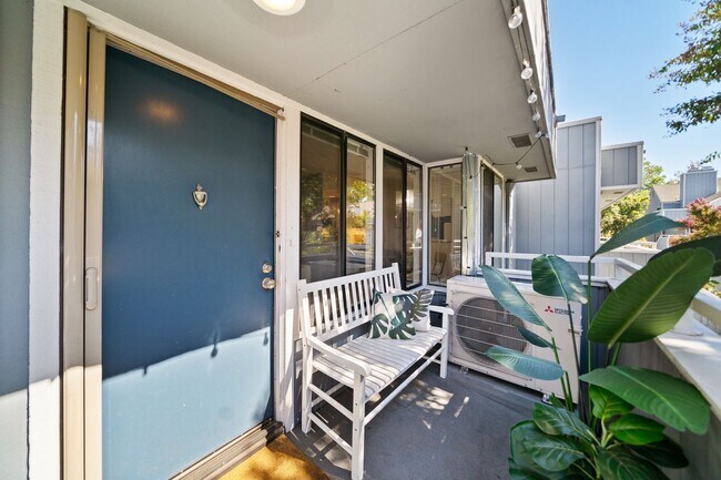 Fotografía del edificio - 906 La Barbera Dr