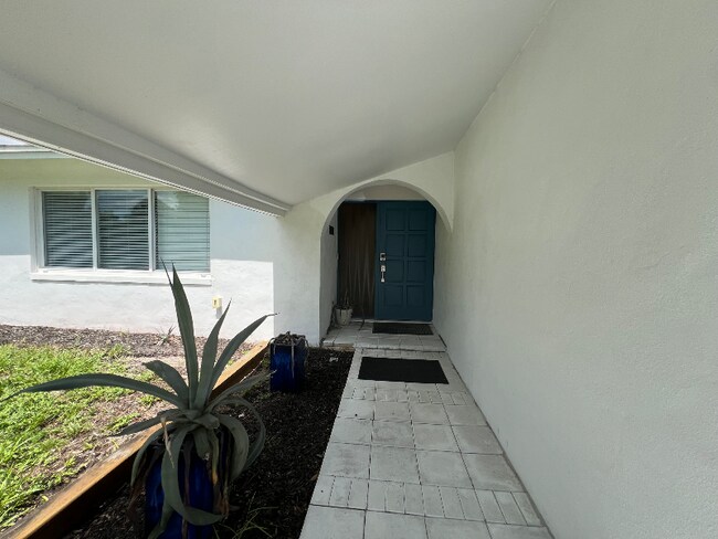 Building Photo - 858 Rose Way