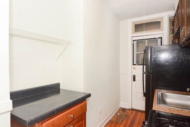 Building Photo - 547 W Surf St