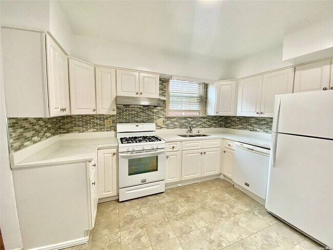 Foto del edificio - 189-32-189-45 45th Ave