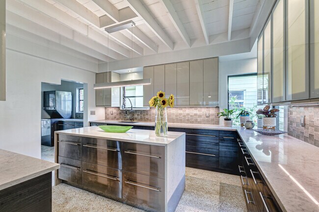 Foto del edificio - 626 N Lakeside Dr