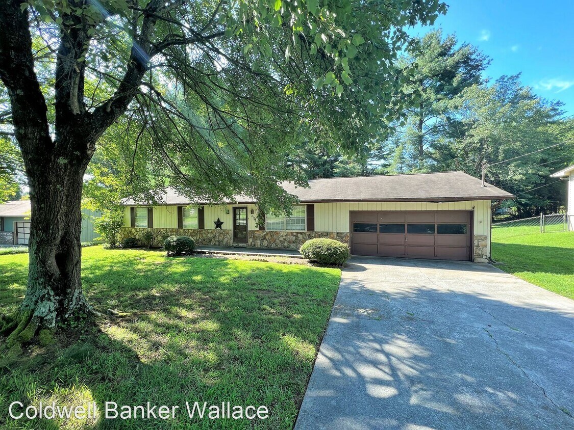 3 br, 2 bath House 215 Duzane Drive House Rental in Knoxville, TN