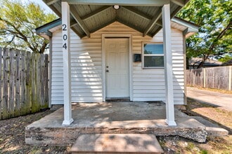 Building Photo - 204 S Stewart Ave