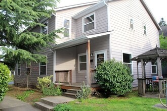 Building Photo - 812 N Dekum St