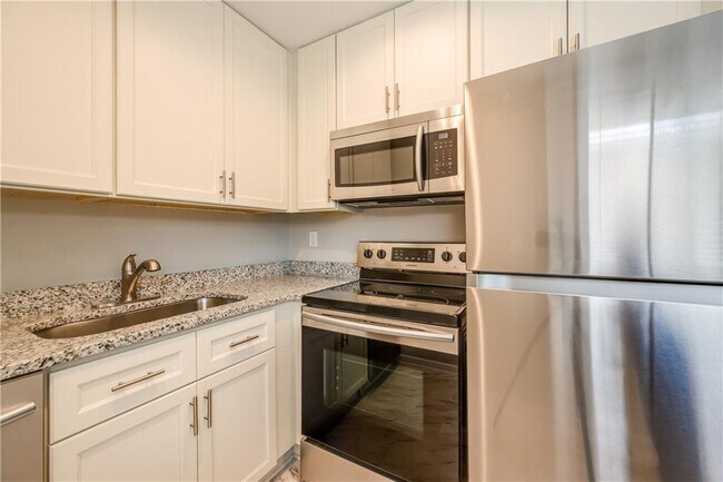 Foto del edificio - 880 St Charles Ave NE