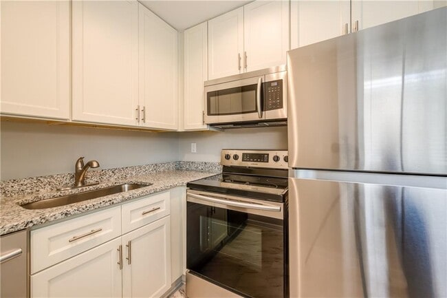 Building Photo - 880 St Charles Ave NE