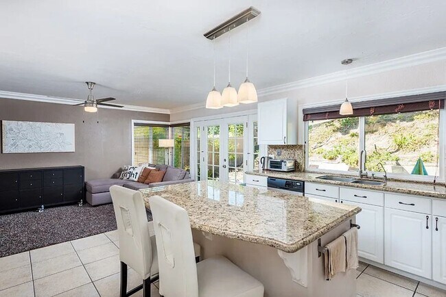 Foto del edificio - 4BR/3.5BA Home In Encinitas! Pet Friendly!
