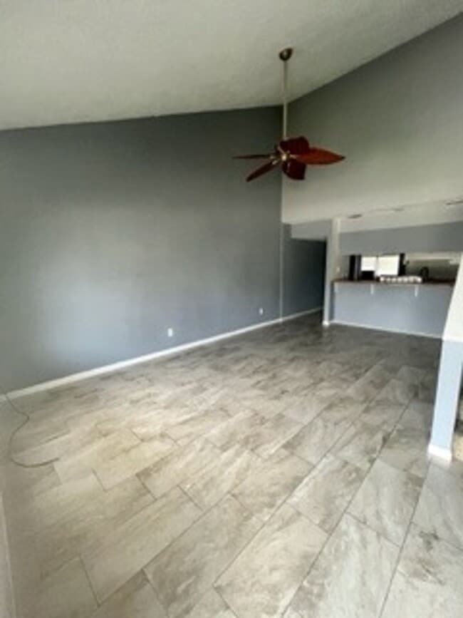 Building Photo - 2 Bed 2 Bath Townhome