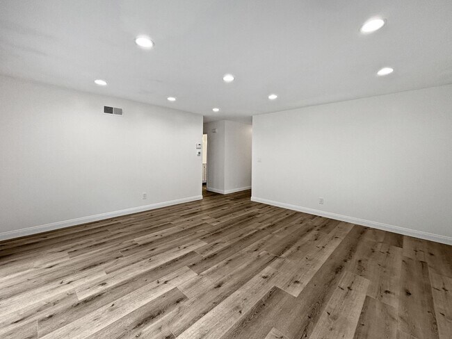 Foto del edificio - Upgraded 3BD/2BA House in University City ...