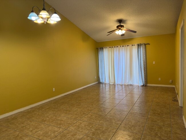 Foto del edificio - Spacious 3/2 Town Home in Meadow Woods.  A...