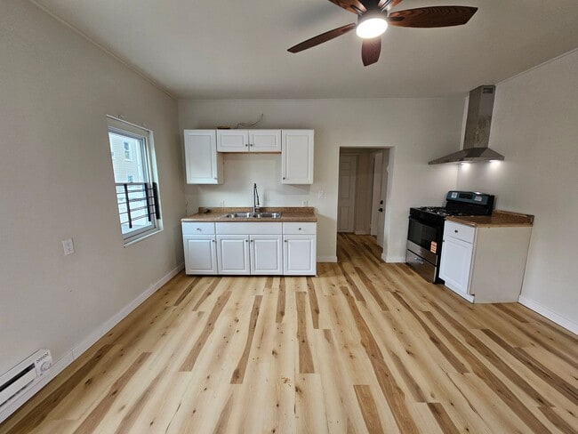 Building Photo - Fully Updated 4 bedroom 1 bathroom