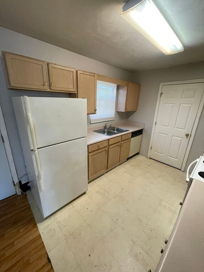 Building Photo - 3 Bedroom 2 Bathroom House Off Of Monroe S...