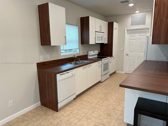 Foto del edificio - 7400-7414 SW 10th Ct