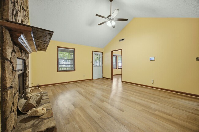 Foto del edificio - 1701 Rose Garden Ln
