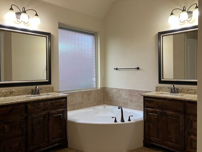 Building Photo - 2829 Sheffield Dr
