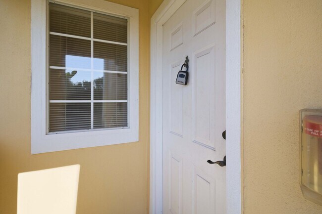 Foto del edificio - Spacious 2/2 unit available now for annual lease