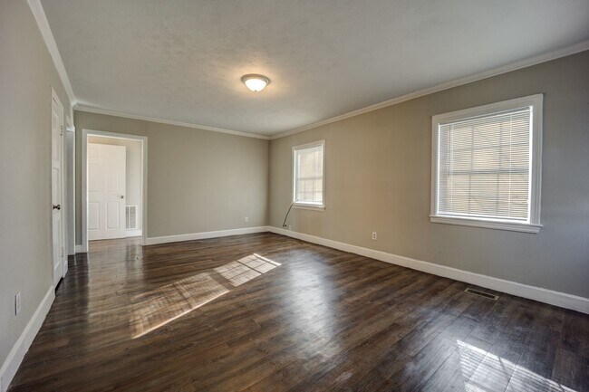 Building Photo - Freshly Renovated 2 Bedroom Home
