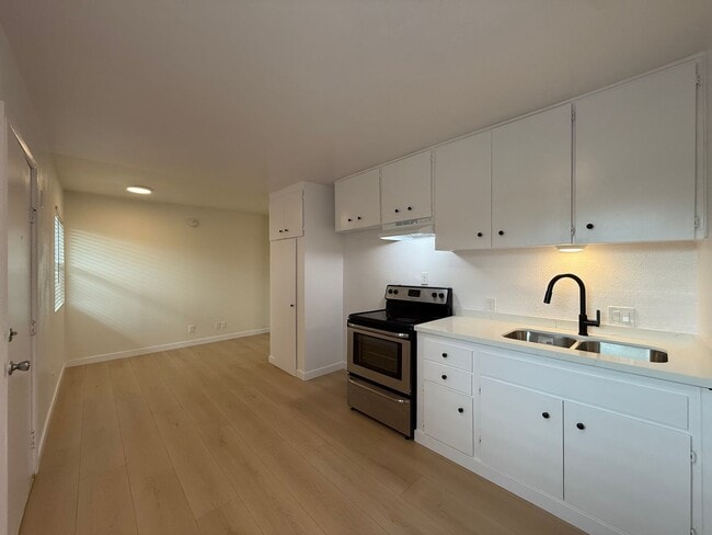 Foto del edificio - 15634 Leadwell St