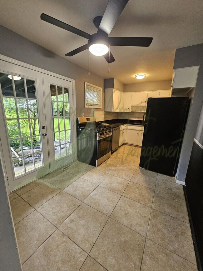 Building Photo - MODERN RENOVATIONS!!!