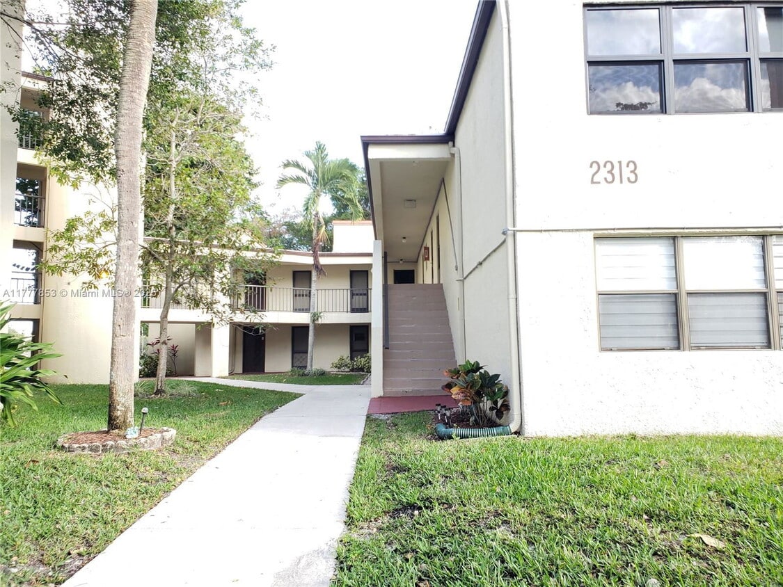 Primary Photo - 2313 S Cypress Bend Dr