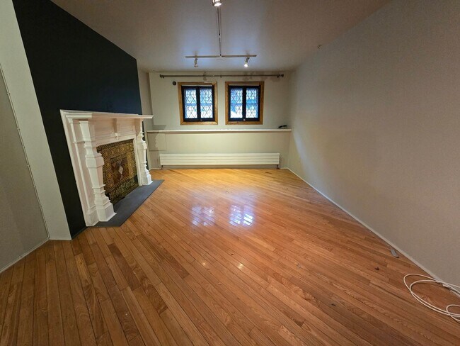 Foto del edificio - Large 3 bed 1 bath