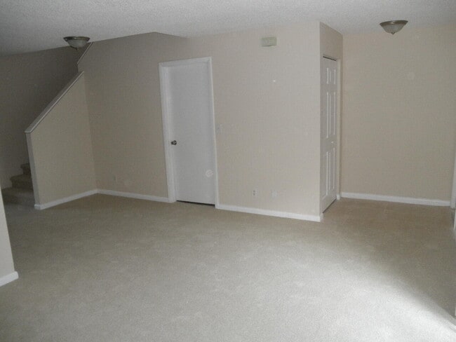 Building Photo - 721 Cypress Way E