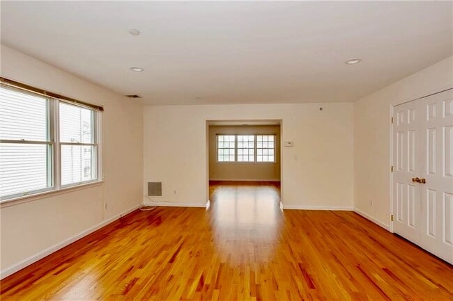 Building Photo - Impeccable 3 Bedroom Townhouse With Upscale Features $5700