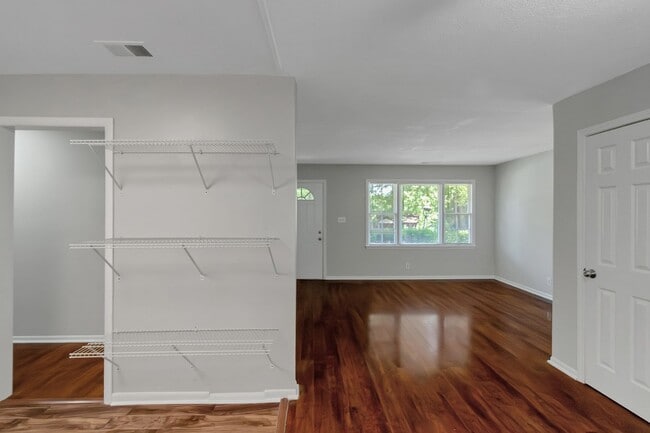 Foto del edificio - Don’t Miss Out! Look, Lease, and Live Spec...