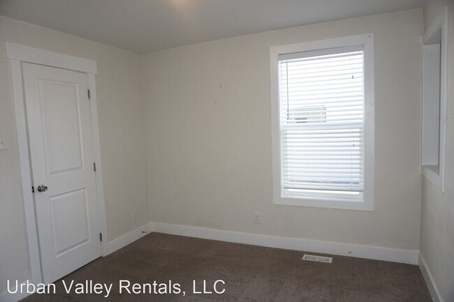 Building Photo - 1546 500 E