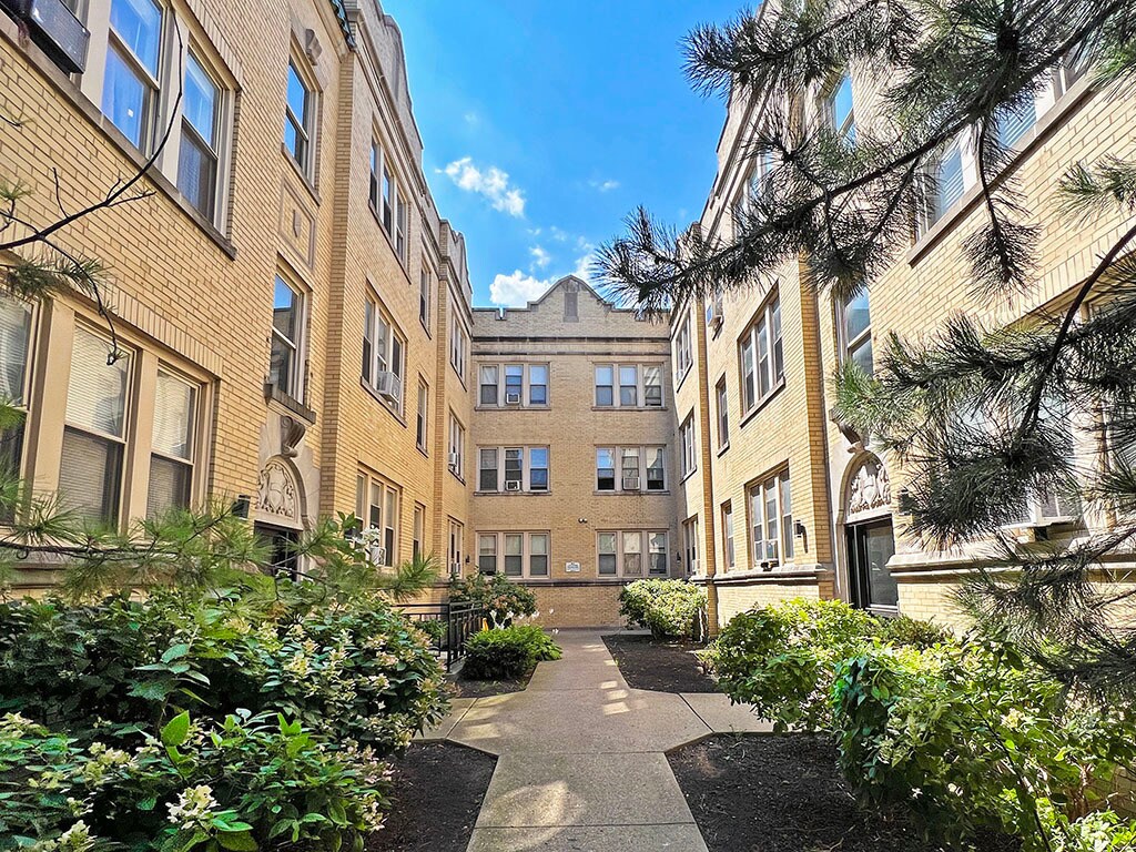 Foto principal - 4506 W Fullerton Ave