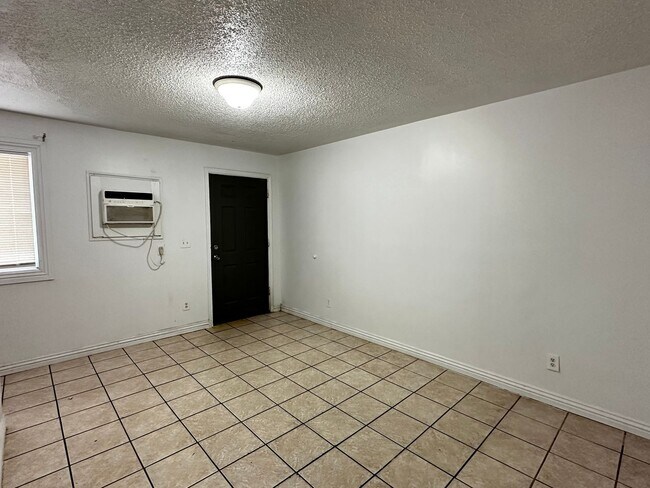 Building Photo - 14003 N Palm St