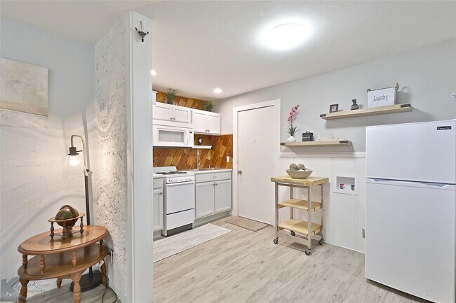 Foto del edificio - TINY HOUSE ready to rent! 1 bed, 1 bath, a...