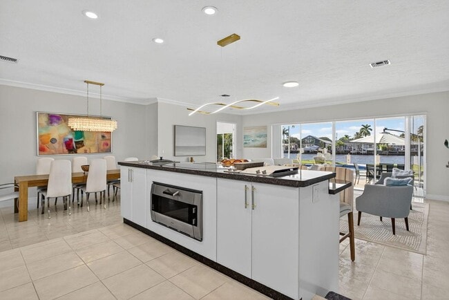 Building Photo - 513 S Riverside Dr