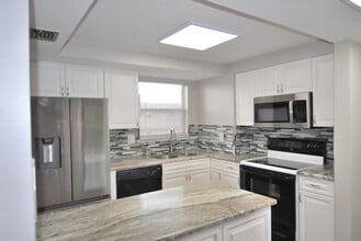 Building Photo - 729 Lori Dr