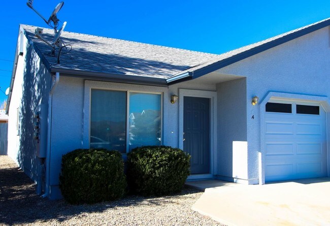 Building Photo - 2 bedroom unit in triplex