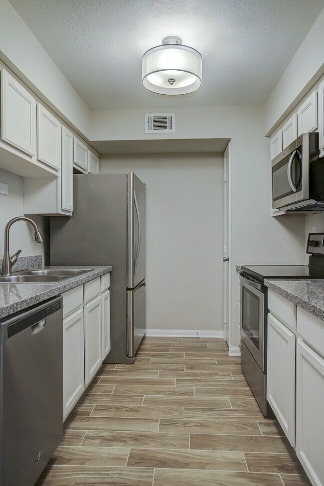 Cocina con electrodomésticos de acero inoxidable. - 1880 White Oak Dr. Apt 119