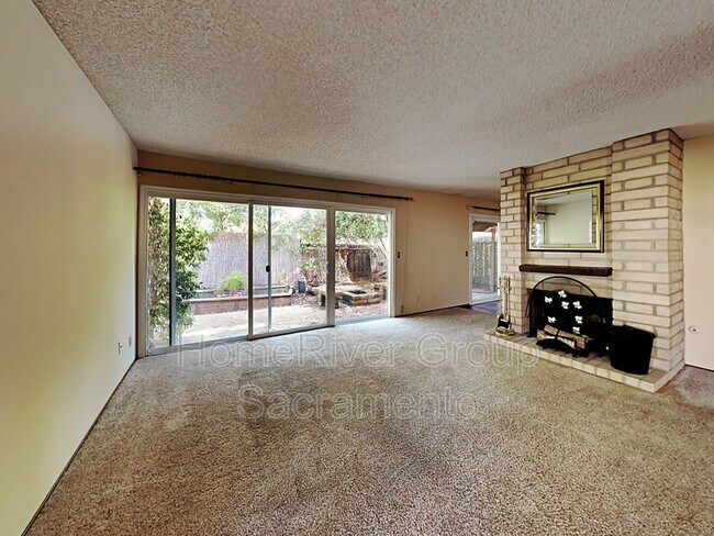 Building Photo - 7039 La Costa Ln