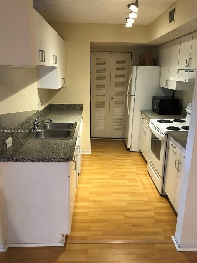 Foto del edificio - 470 S Park Rd
