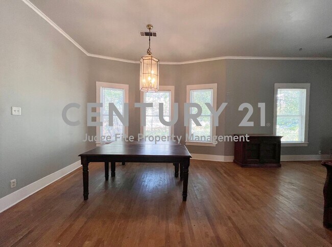 Foto del edificio - Spacious 3/2 Within Walking Distance of UN...