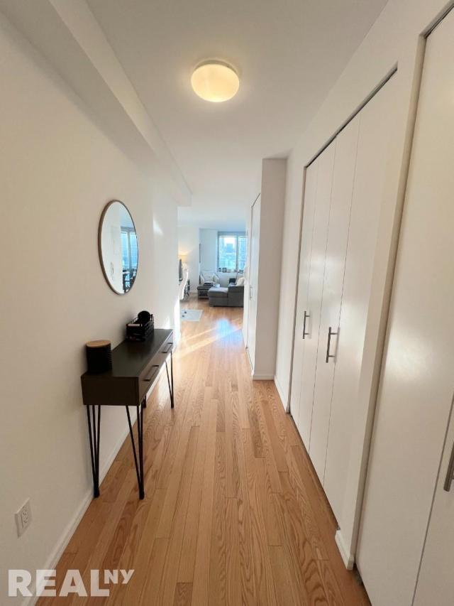 Foto del edificio - 2 bedroom in LONG ISLAND CITY NY 11109