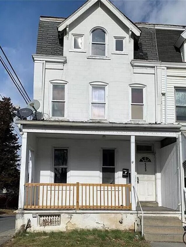 Primary Photo - 533 Cedar St