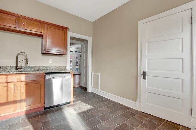 Kitchen - 804 Oak Hill Ave