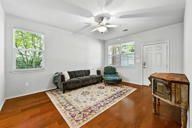 Foto del edificio - 512 Eberhart Ln