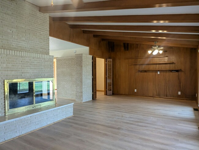 Foto del edificio - 1002 W 5th St