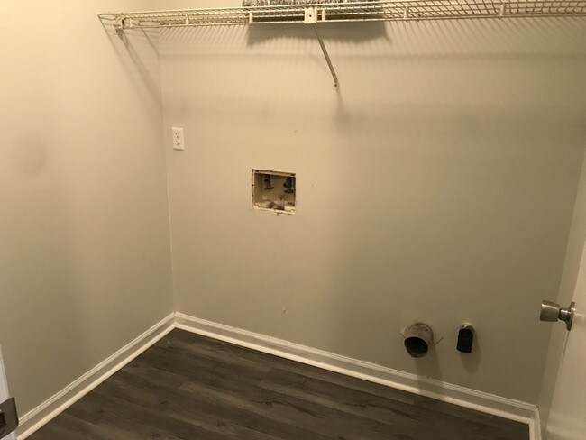 Building Photo - Great 2/1.5 Townhome Close to Hamilton Place